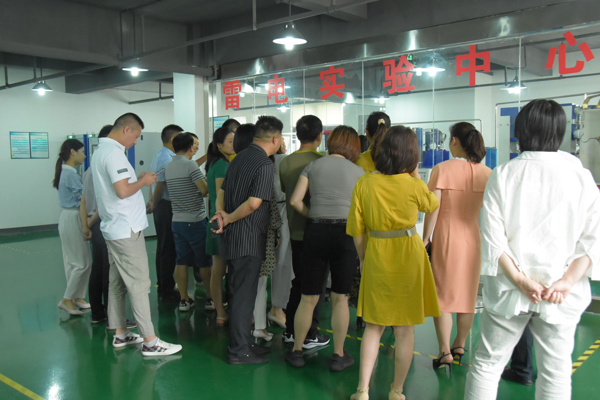 瑞士维多利亚大学MBA15-16班同学莅临爱体育平台防雷考察交流